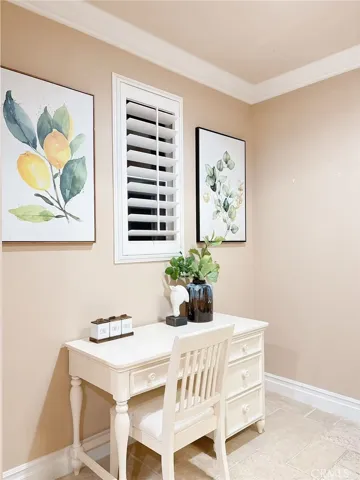 studing area beside of kitchen-could be a backup kitchen