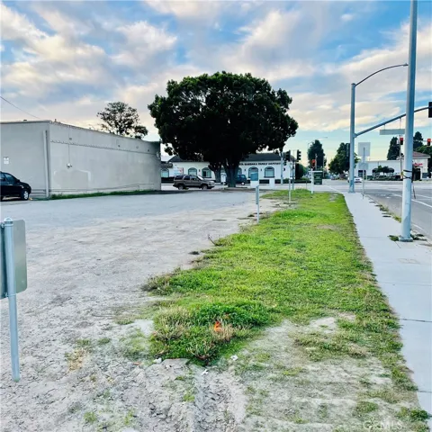 Neighbors include Professional, Retail and Strip Centers