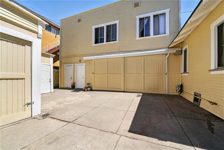 1 bedroom unit above 2 garages.