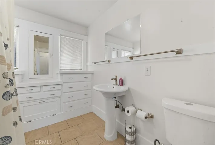 Full bathroom of vacant home #734.