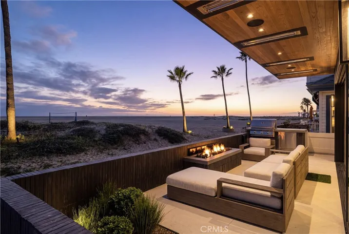 218 E Oceanfront Newport Beach California "Architectural Digest" newly rebuilt oceanfront home on the beach front boardwalk Newport Beach peninsula