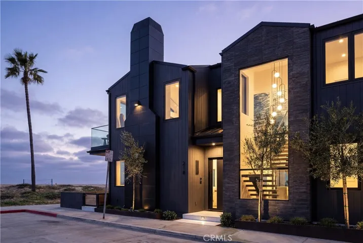 218 E Oceanfront Newport Beach California "Architectural Digest" newly rebuilt oceanfront home on the beach front boardwalk Newport Beach peninsula