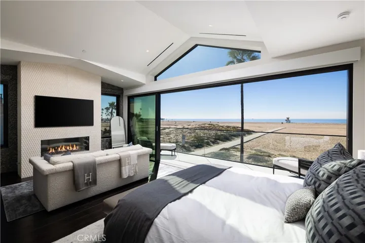 218 E Oceanfront Newport Beach California "Architectural Digest" newly rebuilt oceanfront home on the beach front boardwalk Newport Beach peninsula