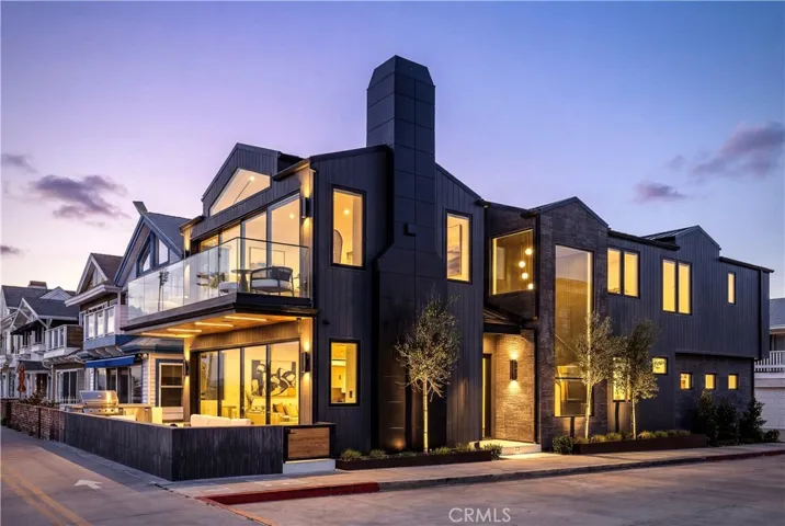 218 E Oceanfront Newport Beach California "Architectural Digest" newly rebuilt oceanfront home on the beach front boardwalk Newport Beach peninsula