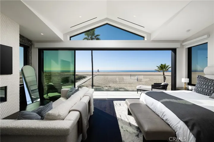 218 E Oceanfront Newport Beach California "Architectural Digest" newly rebuilt oceanfront home on the beach front boardwalk Newport Beach peninsula