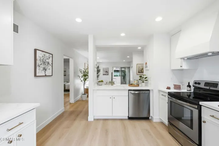 16_15103_Village_15_Camarillo_CA_93012_U