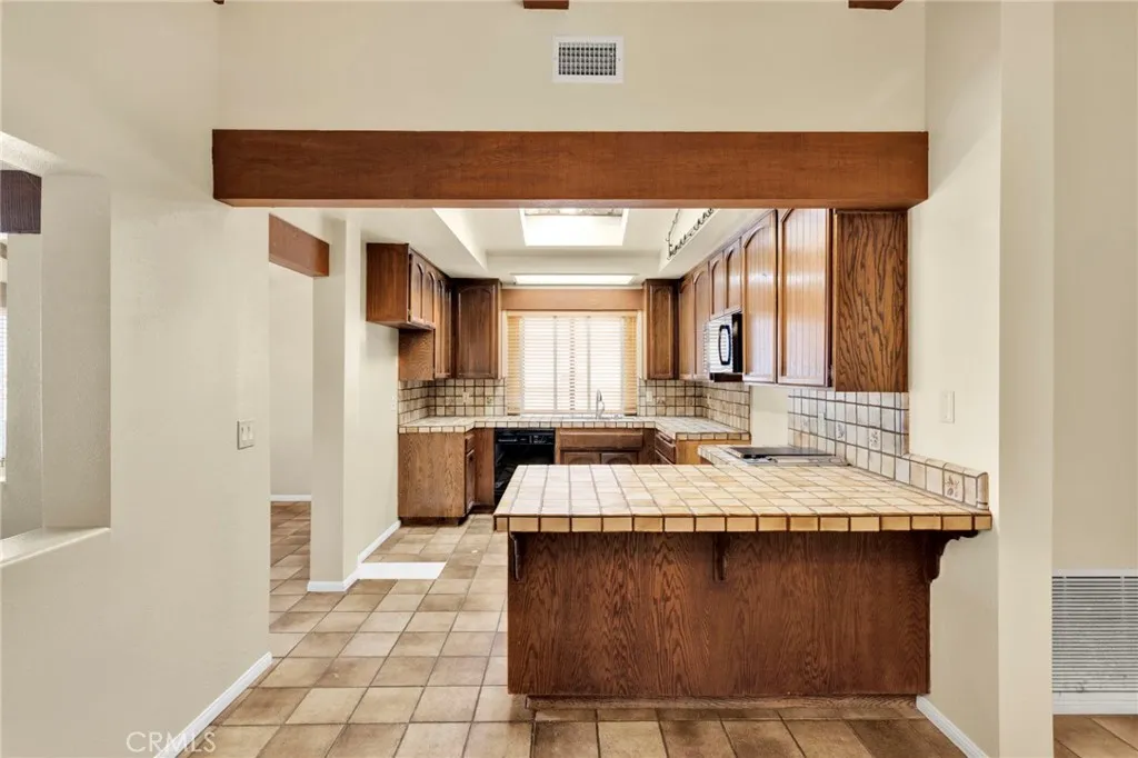 17800 Cresta Blanca Drive, Victorville, California 92395 home-pic-15