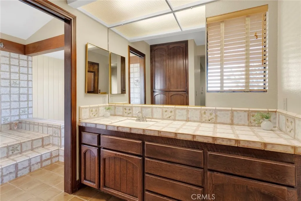 17800 Cresta Blanca Drive, Victorville, California 92395 home-pic-33