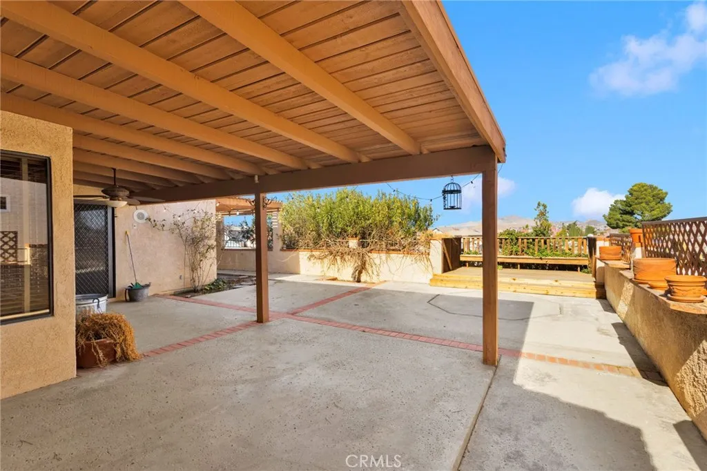 17800 Cresta Blanca Drive, Victorville, California 92395 home-pic-39