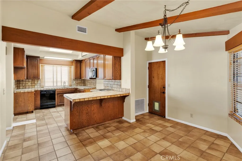 17800 Cresta Blanca Drive, Victorville, California 92395 home-pic-12