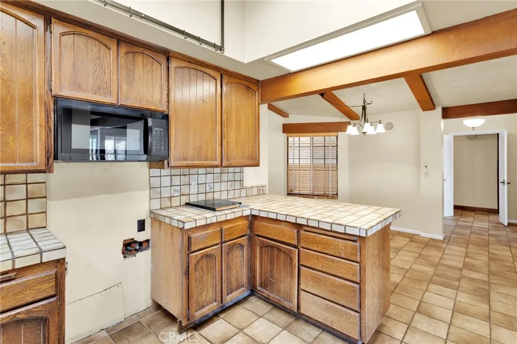 17800 Cresta Blanca Drive, Victorville, California 92395 home-pic-17