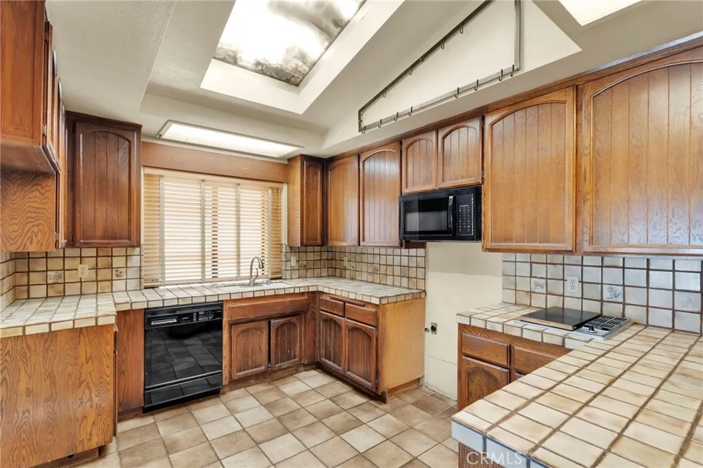 17800 Cresta Blanca Drive, Victorville, California 92395 home-pic-16