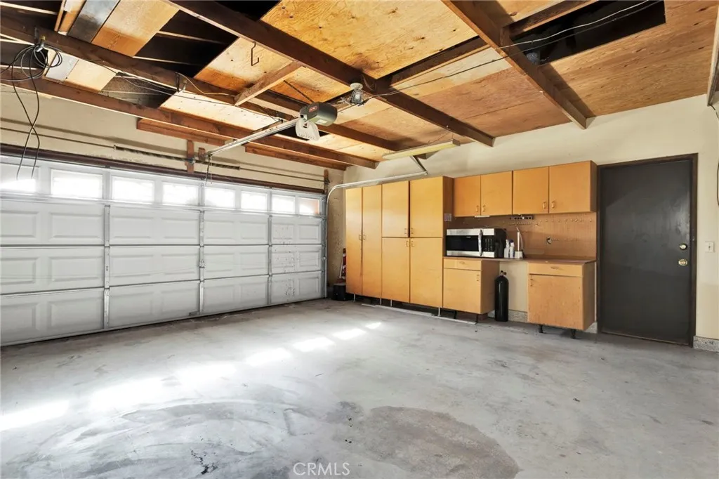 17800 Cresta Blanca Drive, Victorville, California 92395 home-pic-37