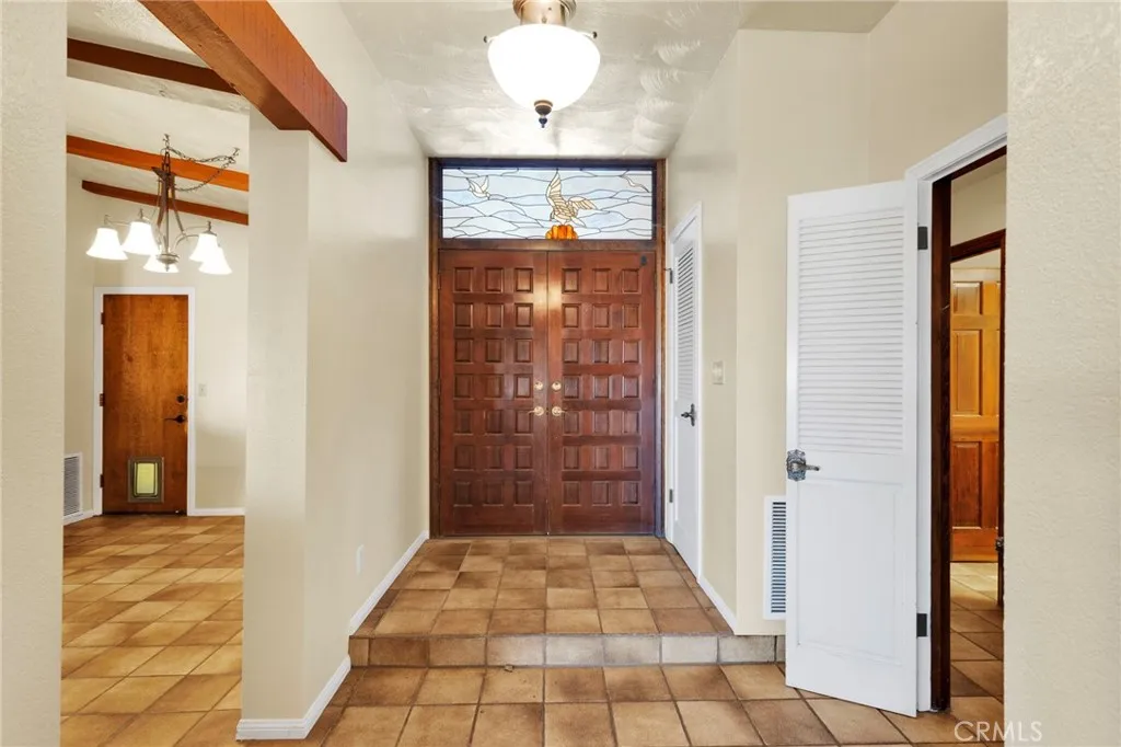 17800 Cresta Blanca Drive, Victorville, California 92395 home-pic-11
