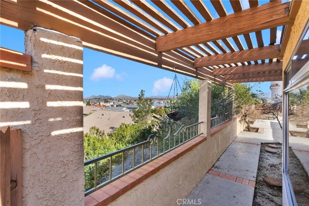 17800 Cresta Blanca Drive, Victorville, California 92395 home-pic-44
