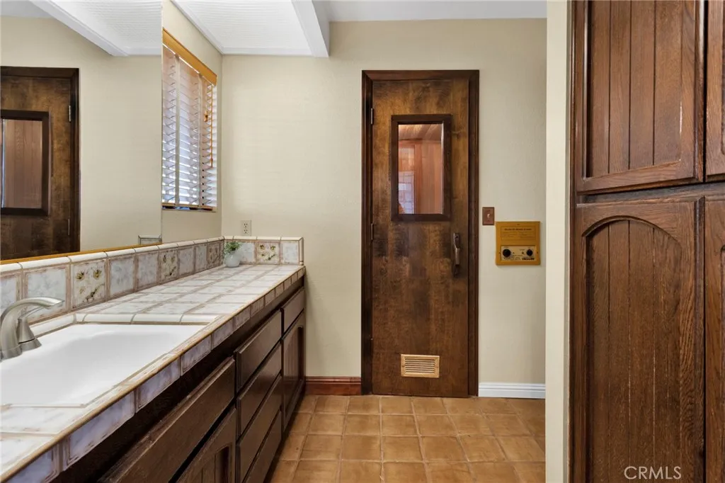 17800 Cresta Blanca Drive, Victorville, California 92395 home-pic-36