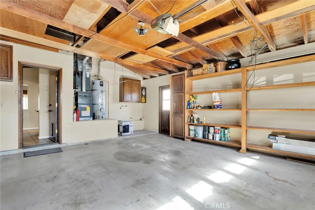 17800 Cresta Blanca Drive, Victorville, California 92395 home-pic-38