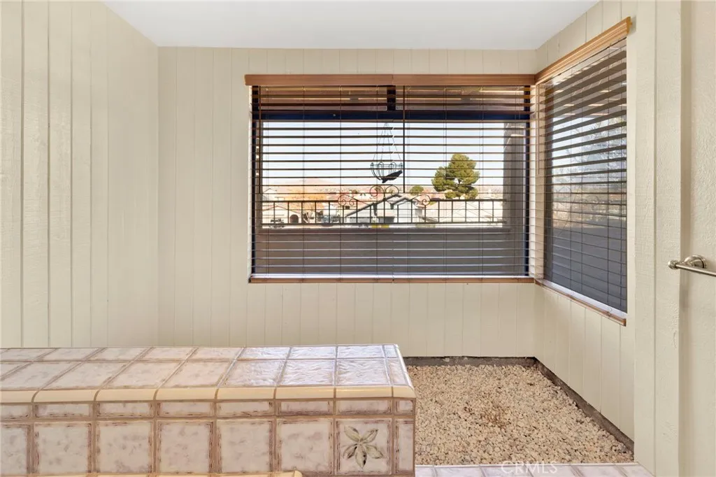 17800 Cresta Blanca Drive, Victorville, California 92395 home-pic-35