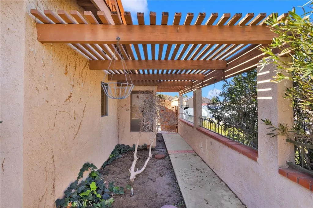 17800 Cresta Blanca Drive, Victorville, California 92395 home-pic-43