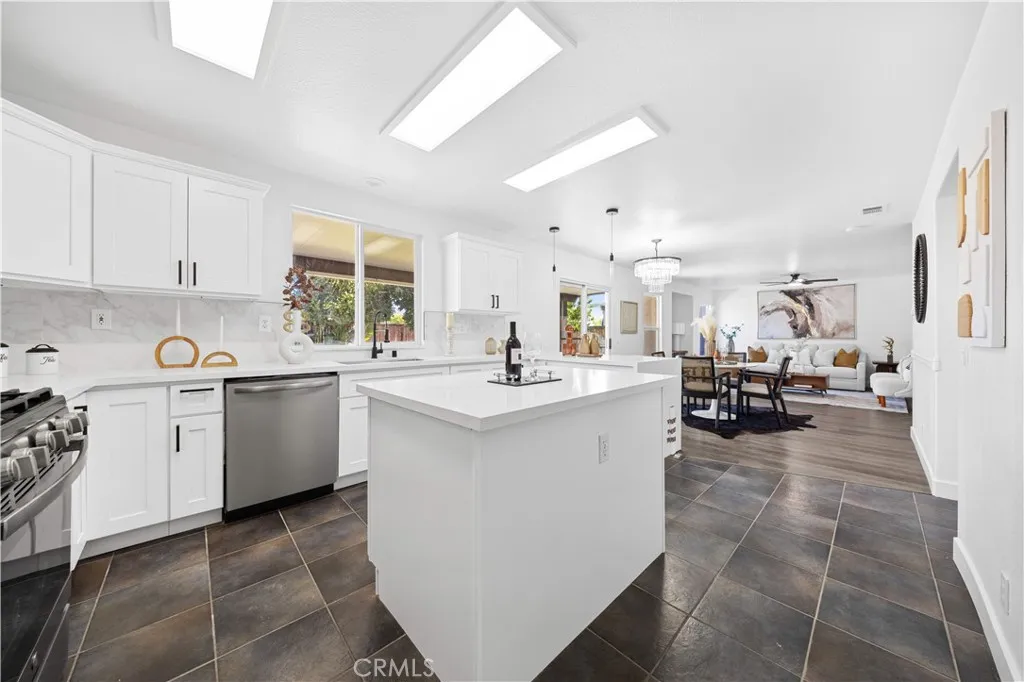 23296 Tulip Court, Corona, California 92883 home-pic-16