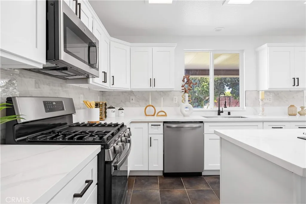 23296 Tulip Court, Corona, California 92883 home-pic-18