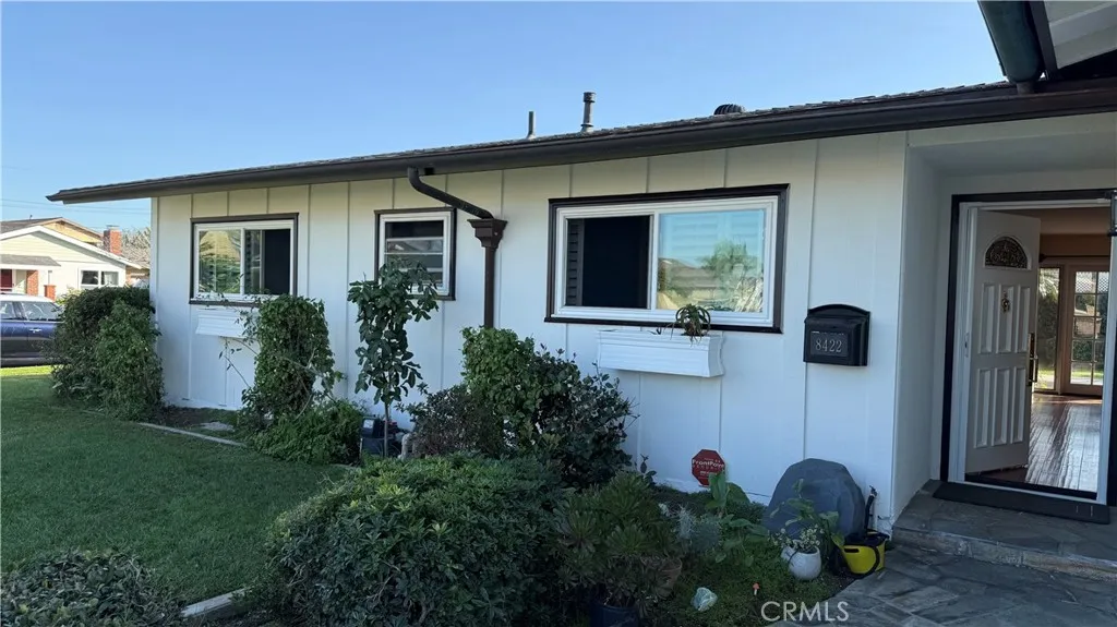 8422 Munster, Huntington Beach, California 92646 home-pic-1