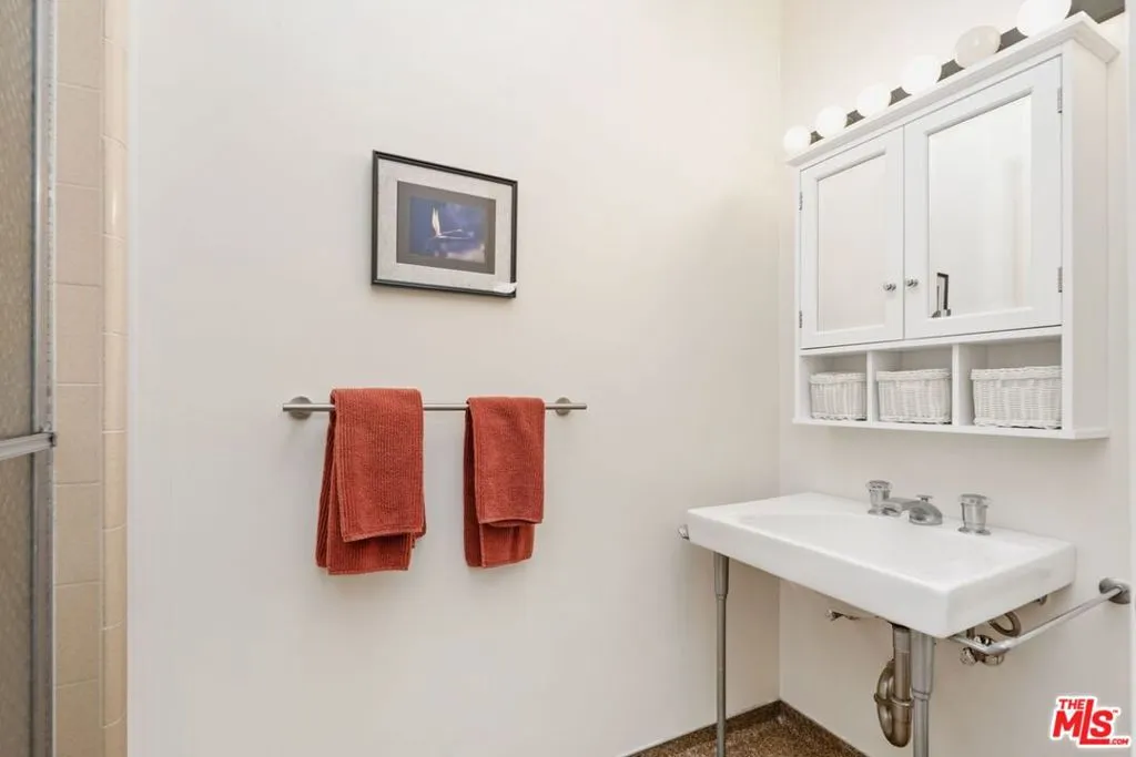 5435 W 64th Street, Los Angeles, California 90056 home-pic-34