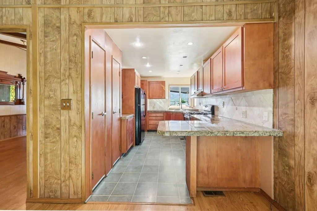 18-web-or-mls-S Worthington St 14-S2701-