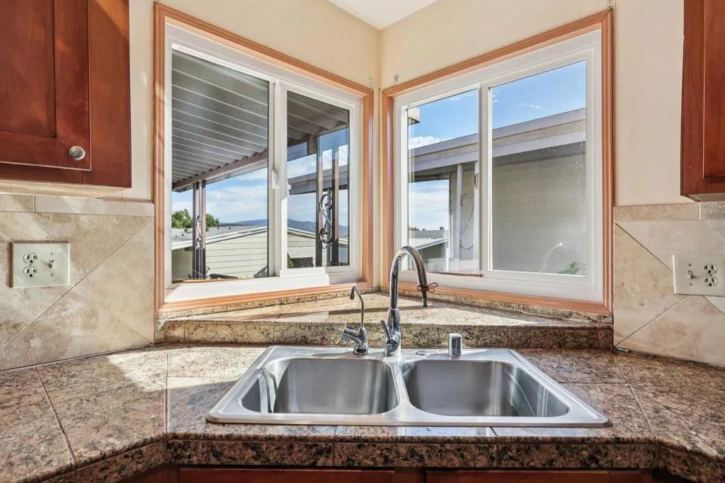 25-web-or-mls-S Worthington St 14-S2701-