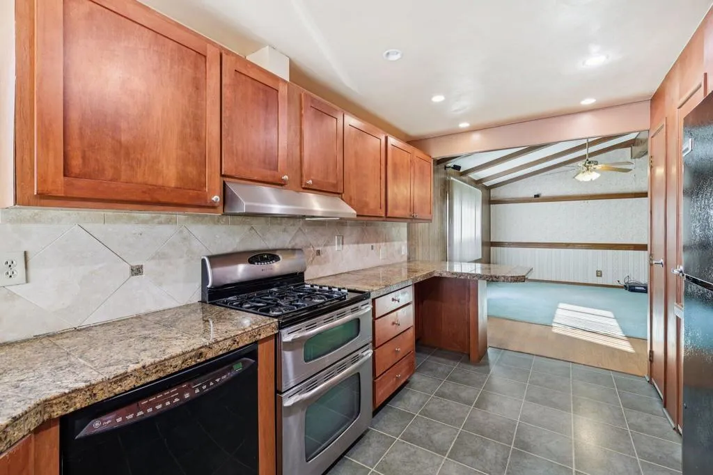 22-web-or-mls-S Worthington St 14-S2701-