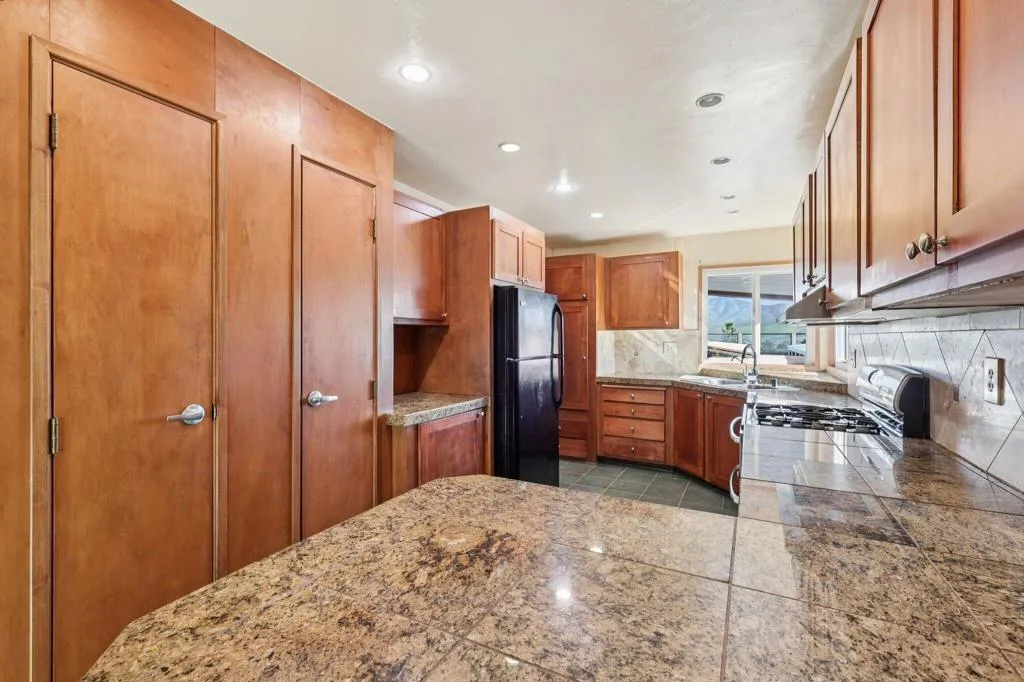 21-web-or-mls-S Worthington St 14-S2701-