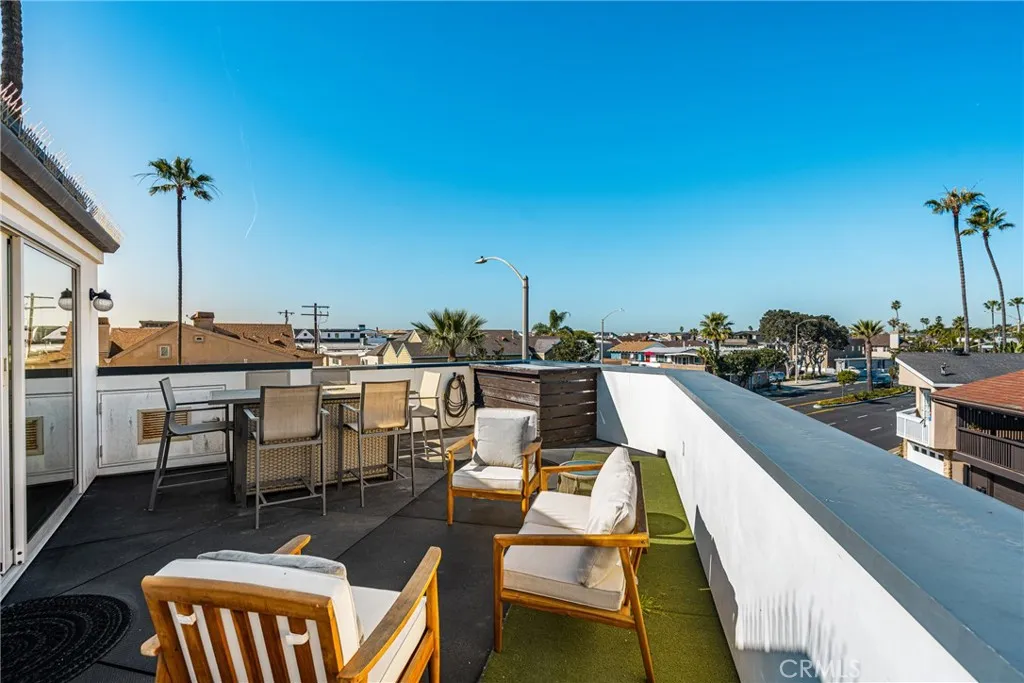 Rooftop deck with BBQ and firetable