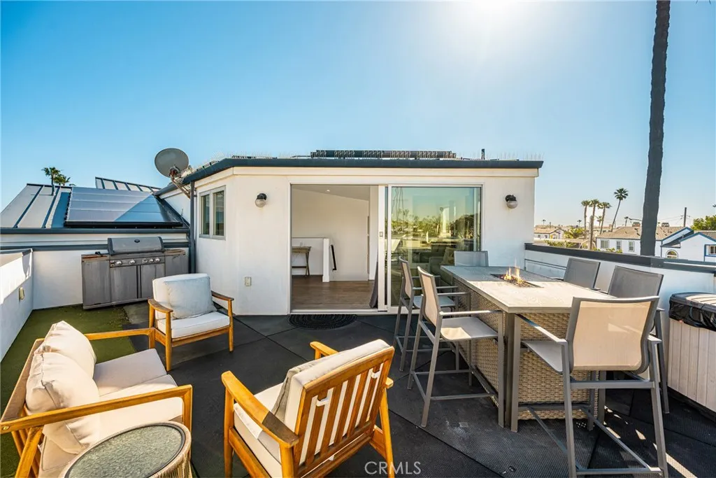 Rooftop deck with BBQ and firetable