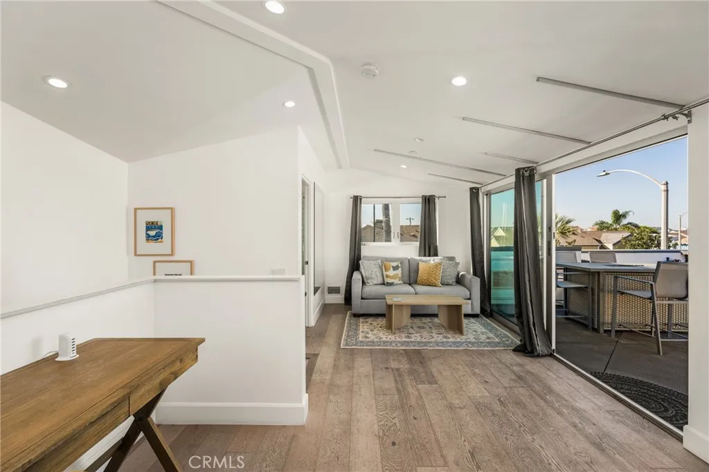 Versatile loft that opens to rooftop deck