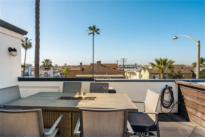 Rooftop deck with BBQ and firetable
