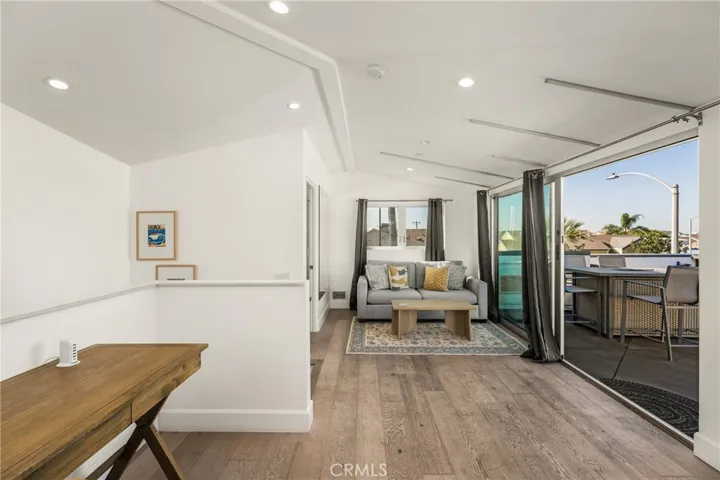 Versatile loft that opens to rooftop deck