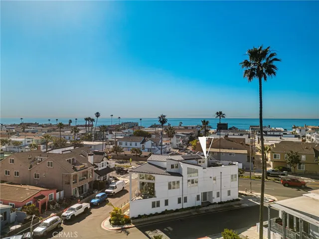 Situated in a sought-after area of the Balboa Peninsula near the beach and adjacent to green space, this residence offers an exceptional opportunity to enjoy coastal living in Newport Beach.