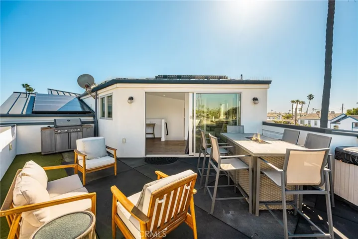 Rooftop deck with BBQ and firetable