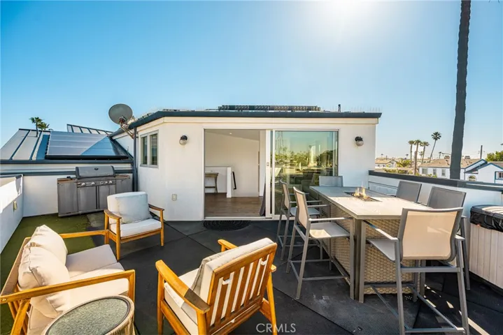 Rooftop deck with BBQ and firetable