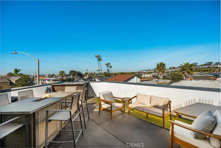 Rooftop deck with BBQ and firetable