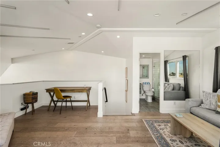 Versatile loft that opens to rooftop deck