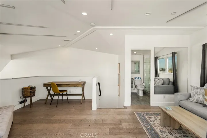 Versatile loft that opens to rooftop deck