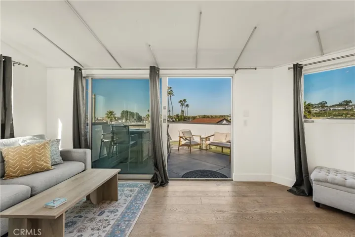 Versatile loft that opens to rooftop deck
