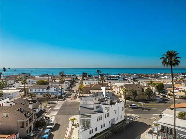 Situated in a sought-after area of the Balboa Peninsula near the beach and adjacent to green space, this residence offers an exceptional opportunity to enjoy coastal living in Newport Beach.