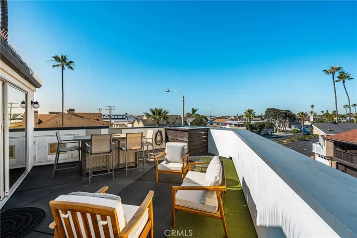 Rooftop deck with BBQ and firetable