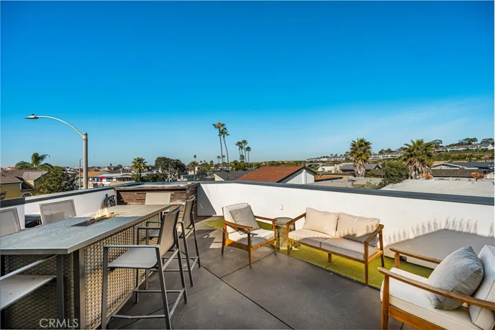 Rooftop deck with BBQ and firetable