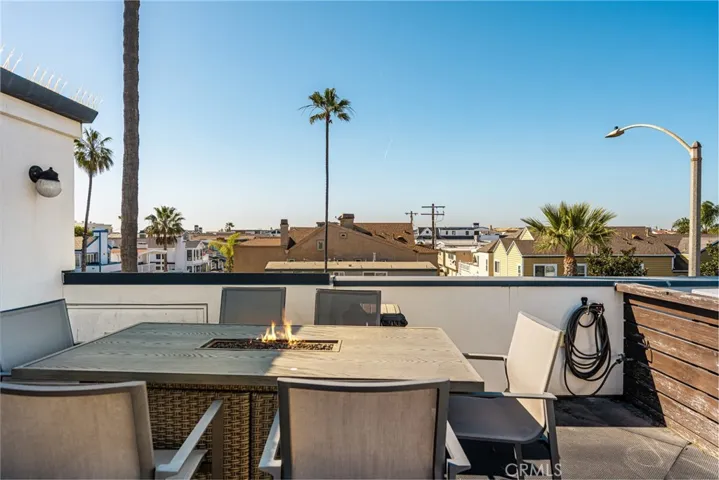 Rooftop deck with BBQ and firetable