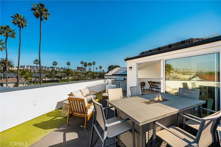 Rooftop deck with BBQ and firetable