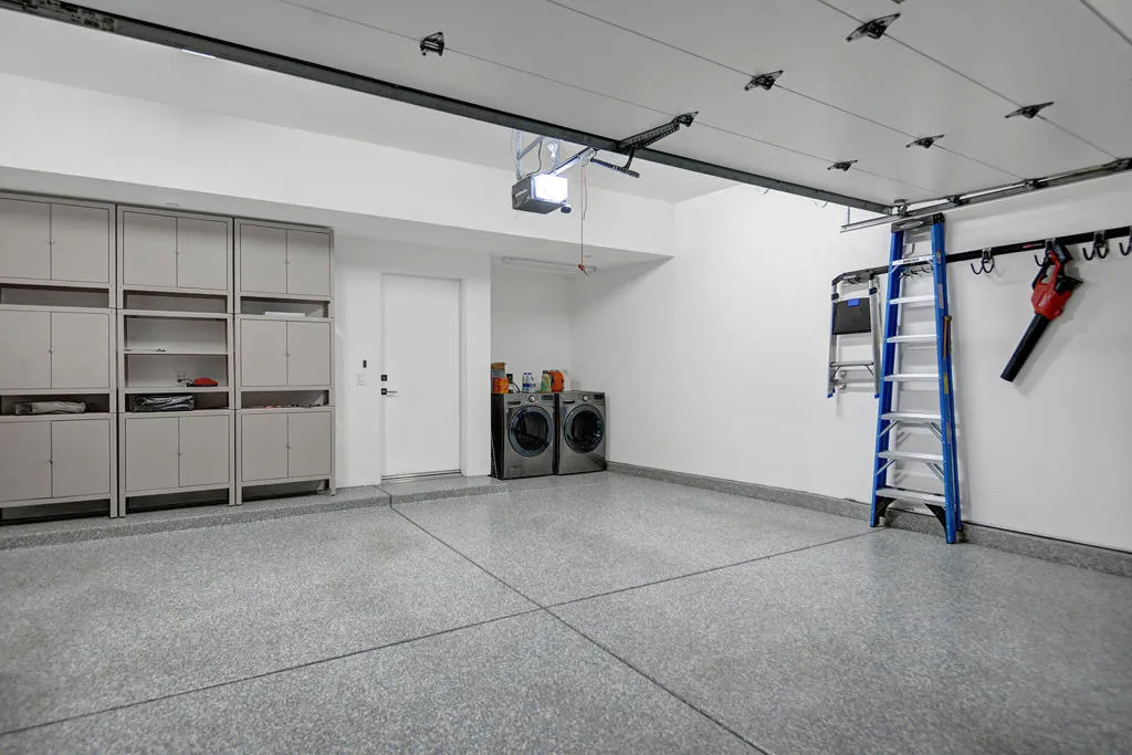 GARAGE MLS
