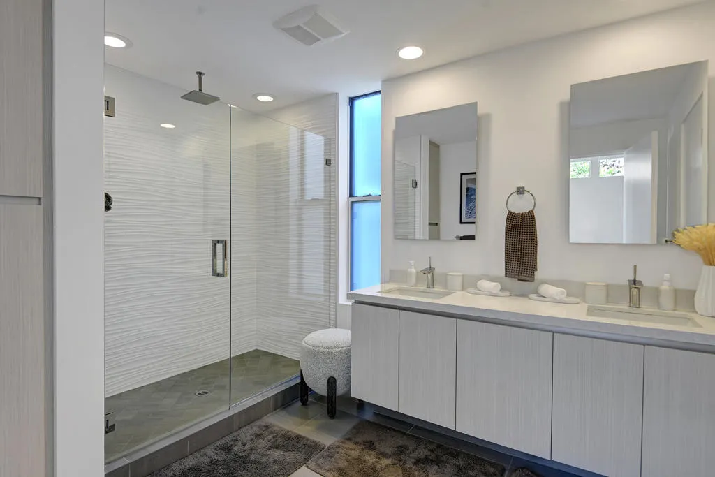 GUEST BATHROOM MLS (3)